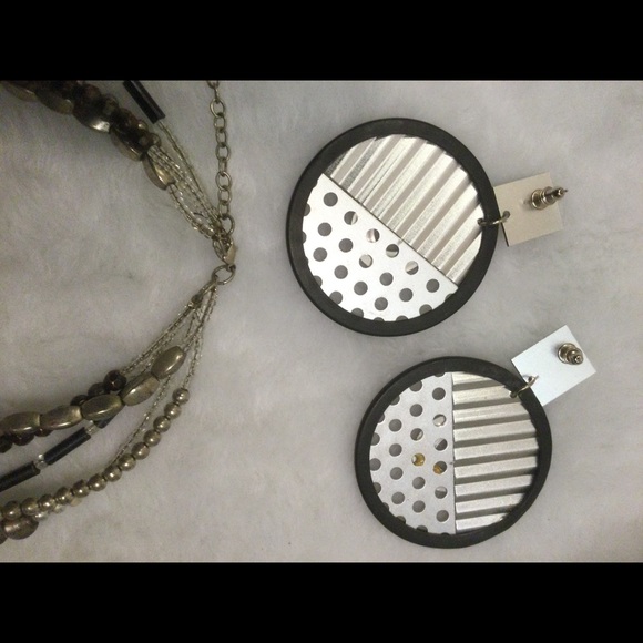 Funky silver bead layered necklace and earrings - Picture 3 of 4